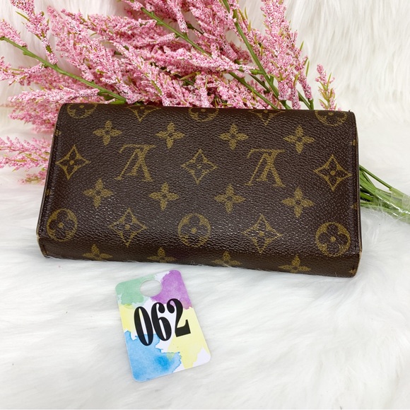 062 Authentic Louis Vuitton Monogram International Wallet Datecode: MB0052 - Picture 2 of 7